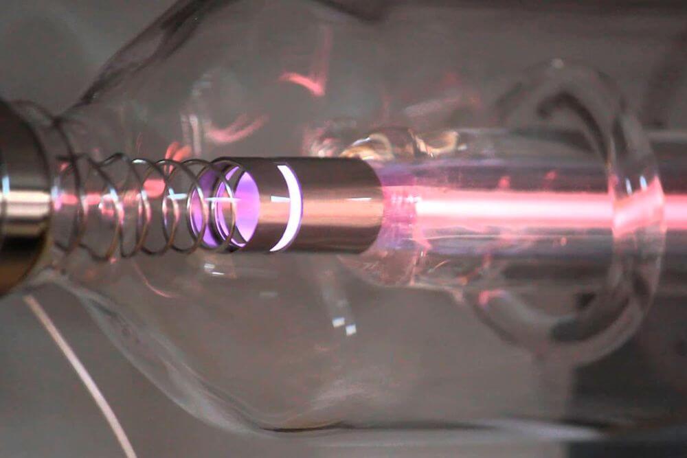 Генерация луча лазерной трубкой 100 Вт
