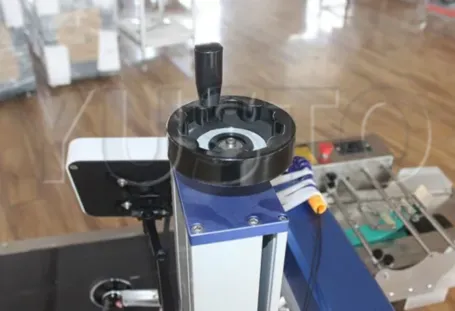 Лазерный маркер по металлу Kamach Fiber T450 с конвейерным столом