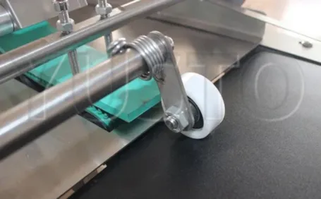 Лазерный маркер по металлу Kamach Fiber T450 с конвейерным столом